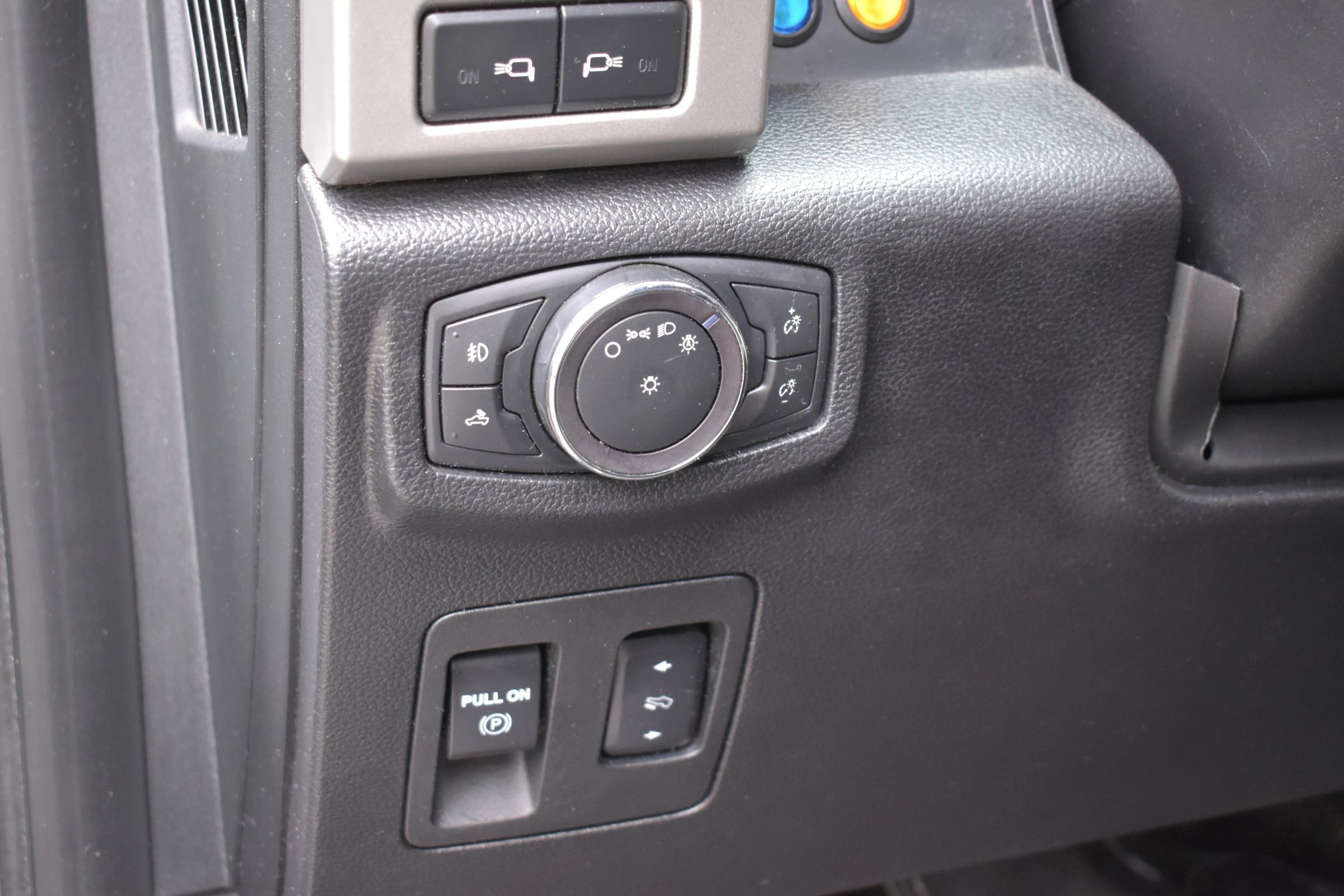 Used 2019 Ford F150 Lariat w/ Equipment Group 502A Luxury AWD/4WD image 19