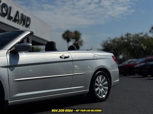 Used 2012 Chrysler 200 Touring FWD image 4