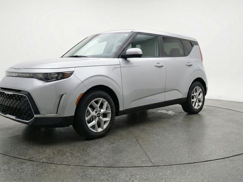 Used 2025 Kia Soul LX w/ LX Technology Package FWD image 3