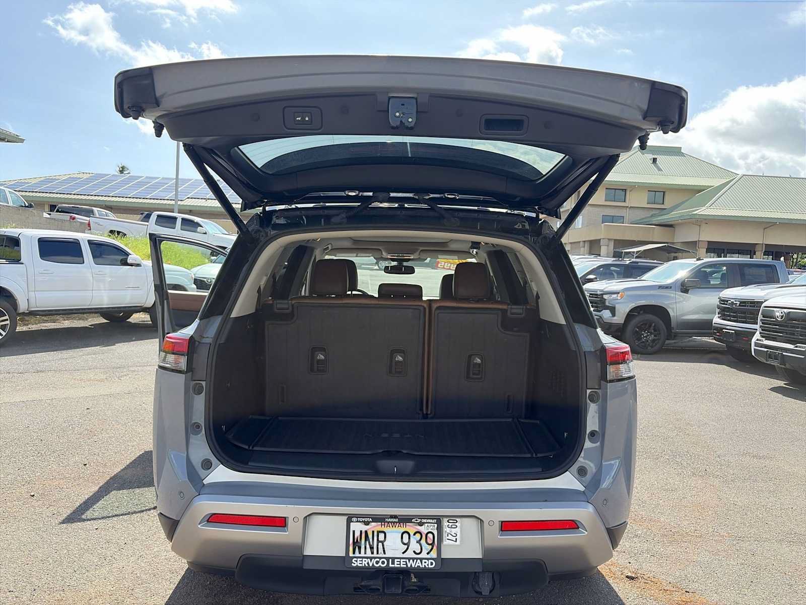 Used 2022 Nissan Pathfinder Platinum w/ Cargo Package FWD image 21