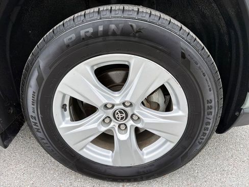 Used 2021 Toyota RAV4 XLE w/ Convenience Package AWD/4WD image 18