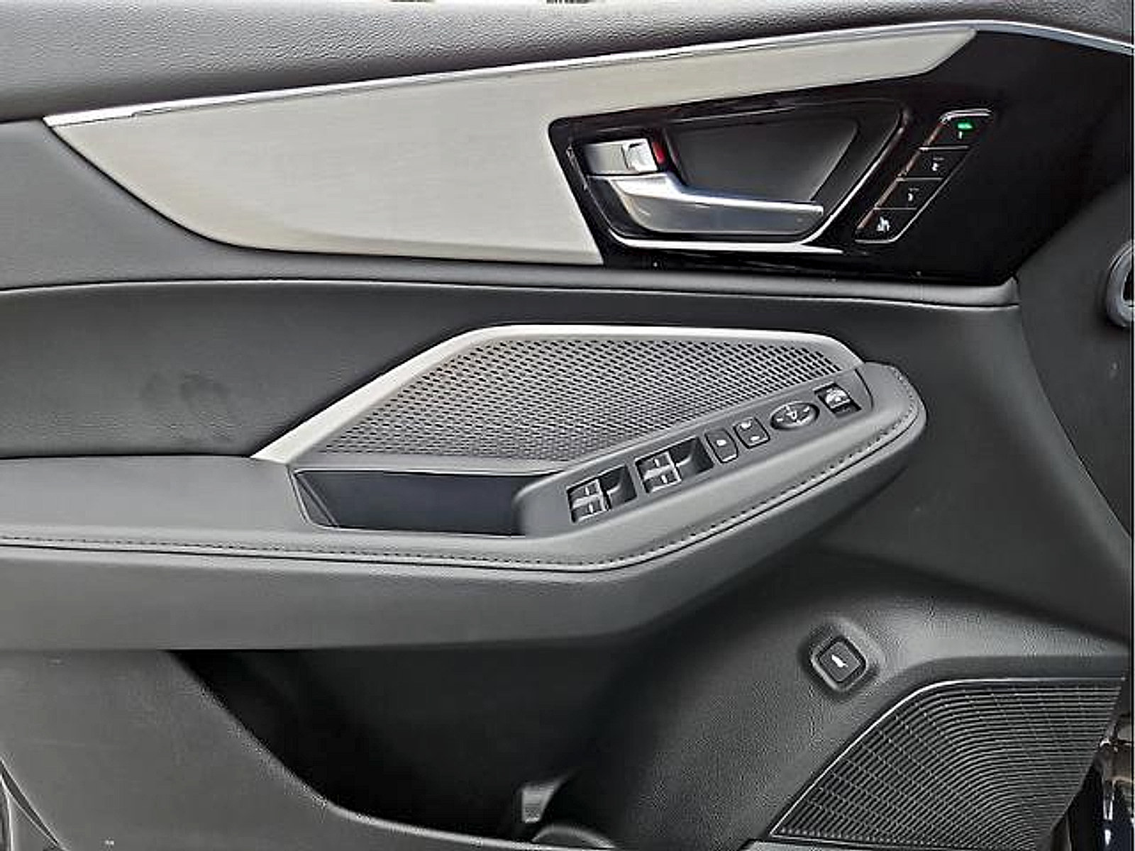 Used 2025 Acura MDX SH-AWD image 12