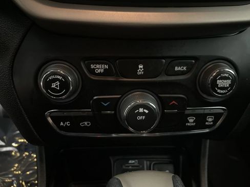 Used 2016 Jeep Cherokee Latitude FWD image 11