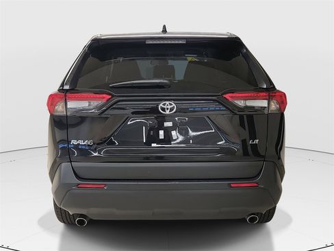 Used 2022 Toyota RAV4 LE image 7