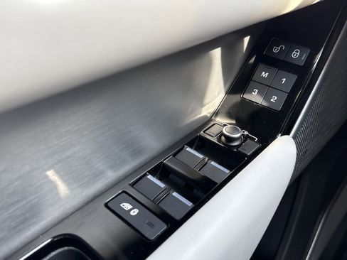 Used 2018 Land Rover Range Rover Velar R-Dynamic SE image 43