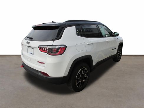 Used 2025 Jeep Compass Trailhawk AWD/4WD image 5