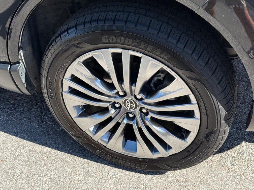 Used 2023 Toyota Venza XLE AWD/4WD image 7