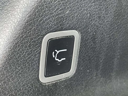 Certified 2025 Chrysler Pacifica Limited FWD image 46