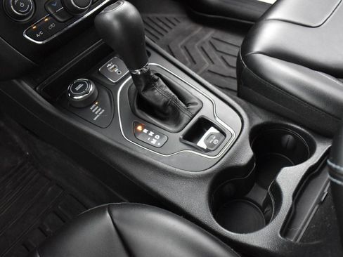 Used 2019 Jeep Cherokee Latitude Plus image 22