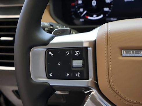 Used 2025 Land Rover Discovery Metropolitan Edition image 63