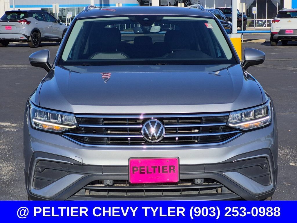 Used 2023 Volkswagen Tiguan SE w/ Panoramic Sunroof Package FWD image 2