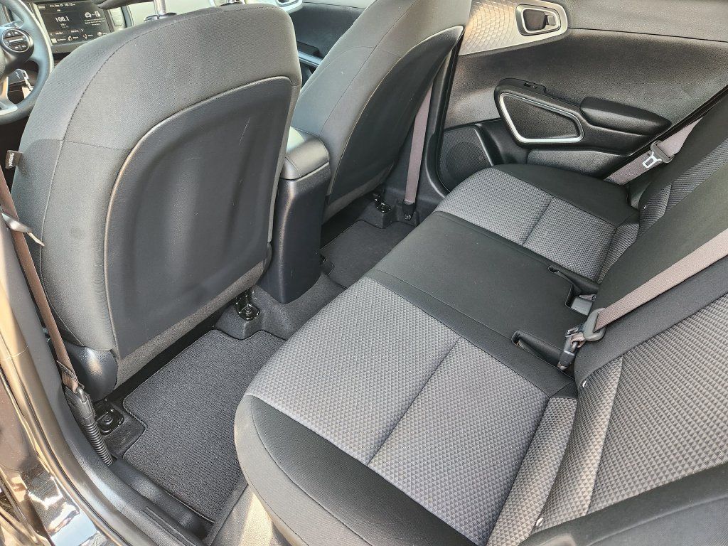 Used 2025 Kia Soul LX w/ LX Technology Package FWD image 29