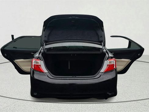 Used 2014 Toyota Camry LE image 12