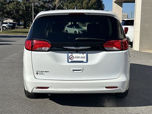 Used 2022 Chrysler Voyager LX image 7