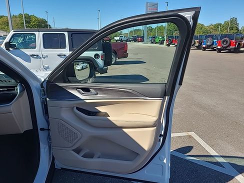 New 2025 Jeep Grand Cherokee Limited w/ Luxury Tech Group II image 23