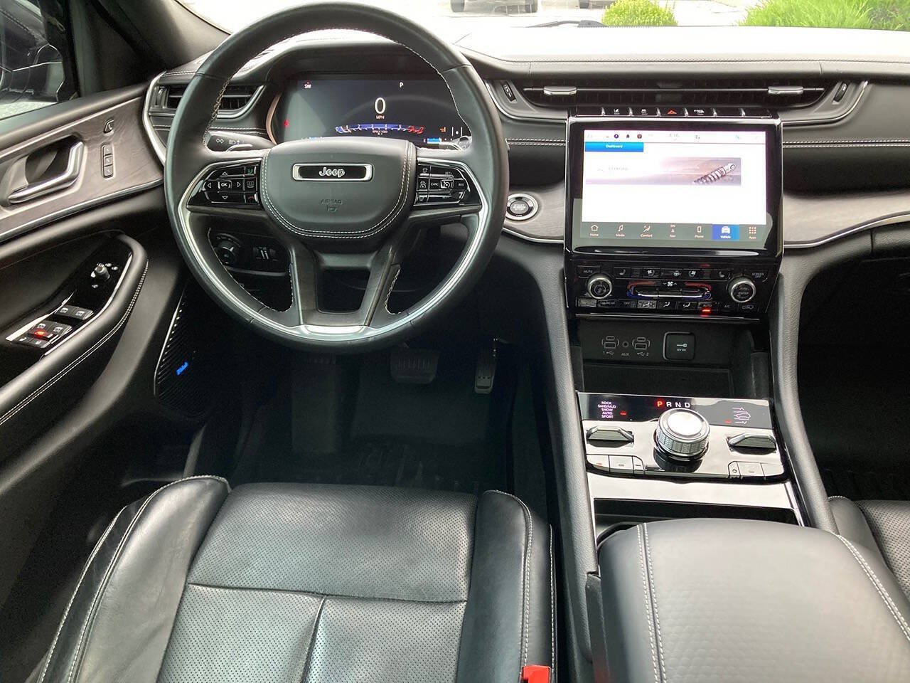 Used 2021 Jeep Grand Cherokee L Overland w/ Luxury Tech Group IV AWD/4WD image 5
