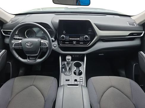 Used 2023 Toyota Highlander LE image 9