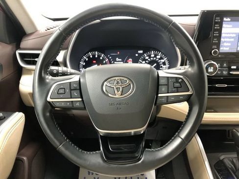 Used 2021 Toyota Highlander XLE AWD/4WD image 17