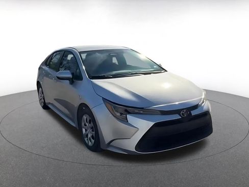 Used 2025 Toyota Corolla LE image 3