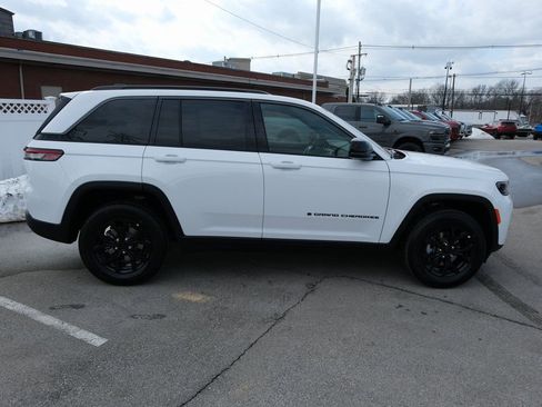 New 2026 Jeep Grand Cherokee Altitude AWD/4WD image 2