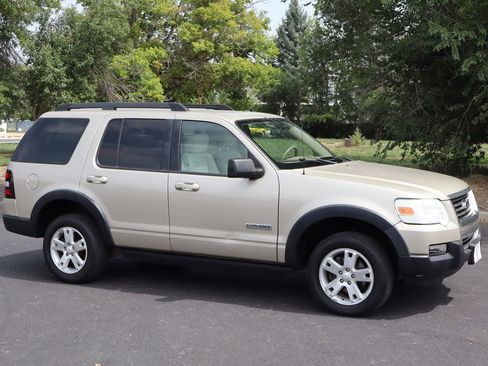Used 2007 Ford Explorer XLT image 2