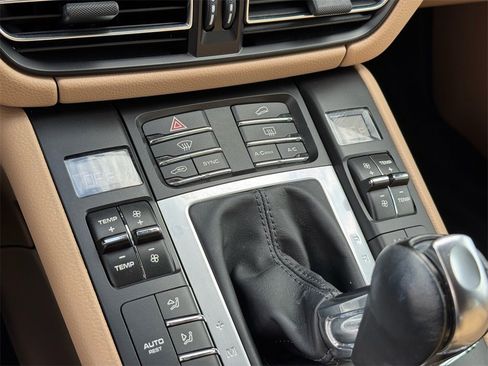 Used 2021 Porsche Macan image 32