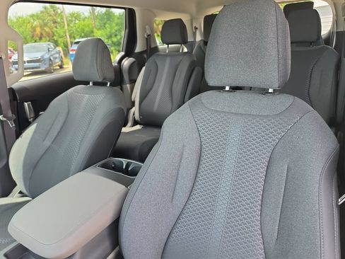 New 2027 Kia Carnival LX FWD image 22