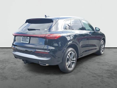 Used 2025 Audi Q5 Premium w/ Convenience Package image 4