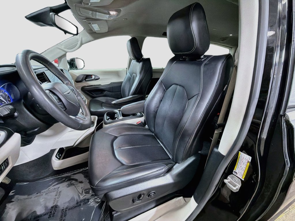Used 2024 Chrysler Pacifica Touring-L FWD image 21