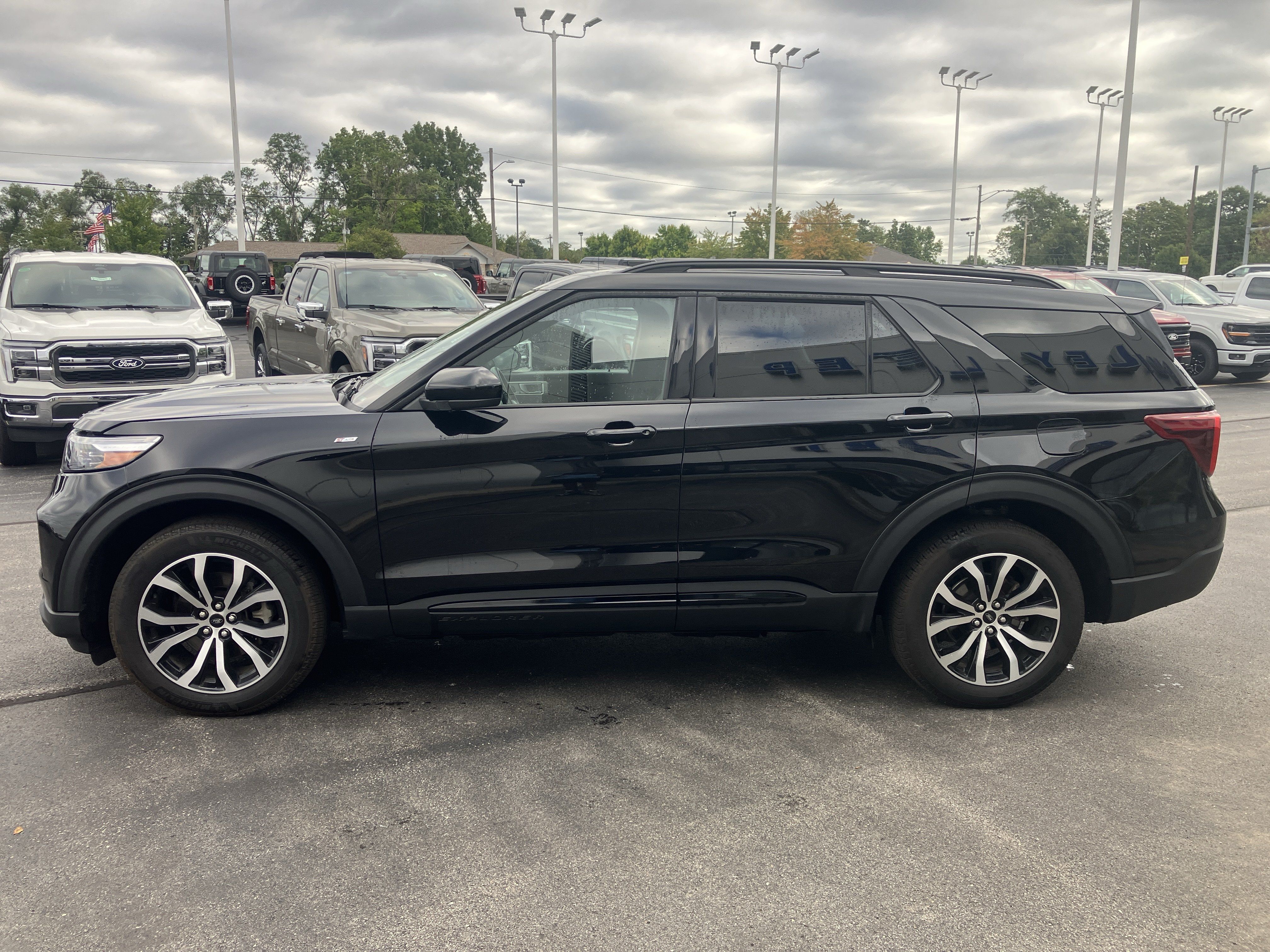 Used 2023 Ford Explorer ST-Line w/ Class IV Trailer Tow Package AWD/4WD image 4