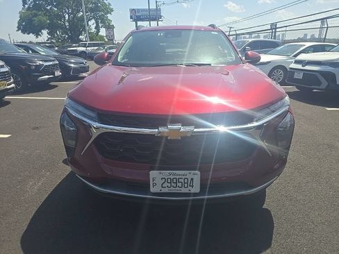 Used 2025 Chevrolet Trax LT w/ LT Convenience Package FWD image 2