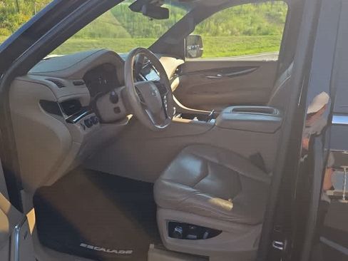 Used 2018 Cadillac Escalade Platinum AWD/4WD image 5