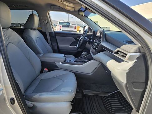 Used 2024 Toyota Highlander LE image 27