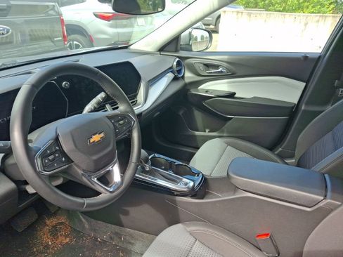 Used 2024 Chevrolet Trax LT w/ Driver Confidence Package FWD image 9