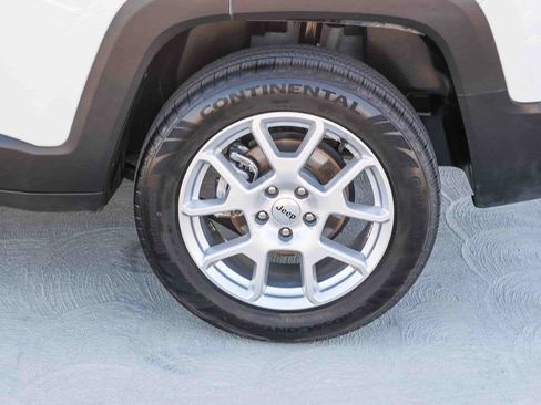 Used 2023 Jeep Renegade Latitude AWD/4WD image 9