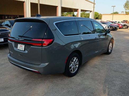 Used 2025 Chrysler Pacifica Select FWD image 7