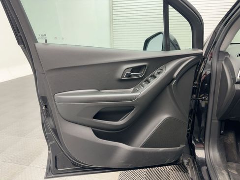 Used 2022 Chevrolet Trax LT w/ LT Convenience Package image 21