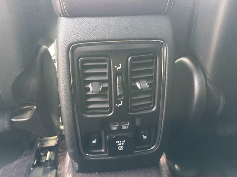 Used 2017 Jeep Grand Cherokee Overland w/ Jeep Active Safety Group AWD/4WD image 29
