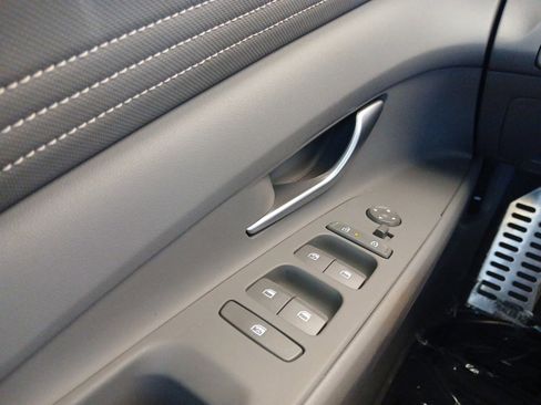 New 2025 Hyundai Elantra SEL image 18