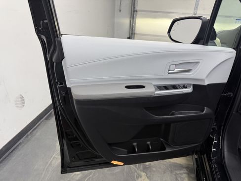 Used 2026 Toyota Sienna XLE FWD image 9