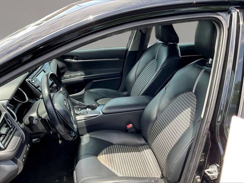 Used 2019 Toyota Camry SE FWD image 19