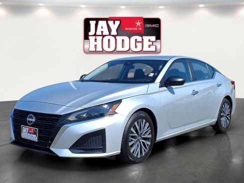 Used 2025 Nissan Altima 2.5 SV FWD image 1