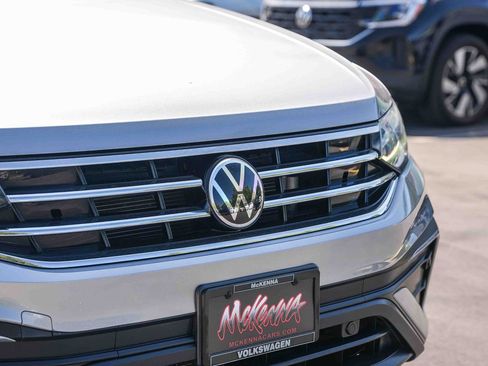 Used 2023 Volkswagen Tiguan SE w/ Panoramic Sunroof Package FWD image 5