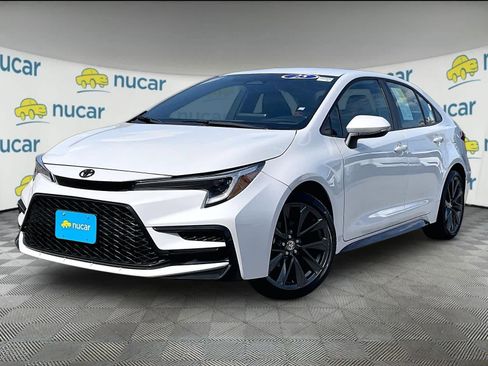 Used 2025 Toyota Corolla SE image 3