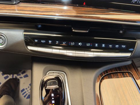 Used 2023 Cadillac Escalade Premium Luxury AWD/4WD image 25