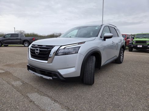 Used 2025 Nissan Pathfinder SL image 3