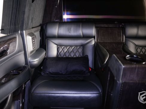 Used 2018 Cadillac Escalade ESV Platinum AWD/4WD image 7