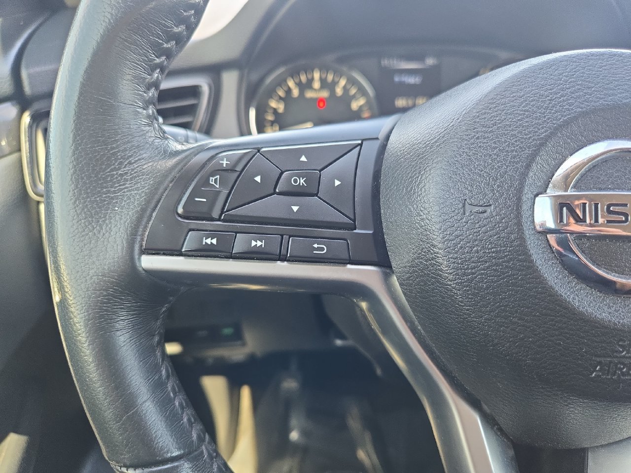 Used 2017 Nissan Rogue SV FWD image 16