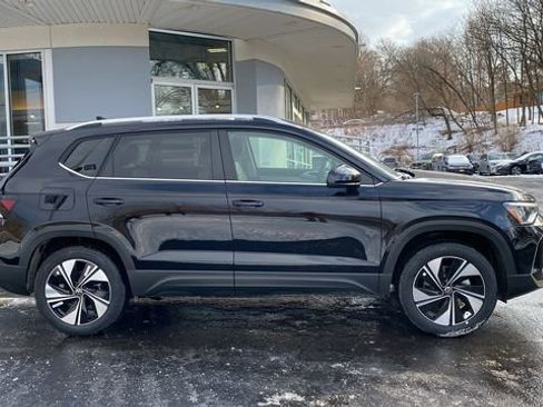 New 2026 Volkswagen Taos SE image 4