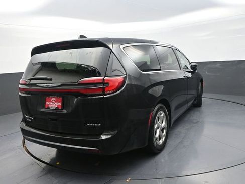 Used 2024 Chrysler Pacifica Limited image 8